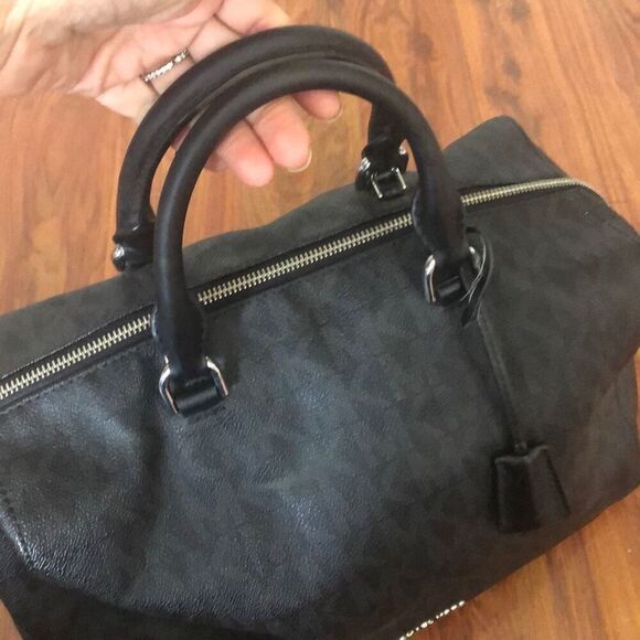 Michael Kors Kirby black signature logo satchel - Picture 4 of 11